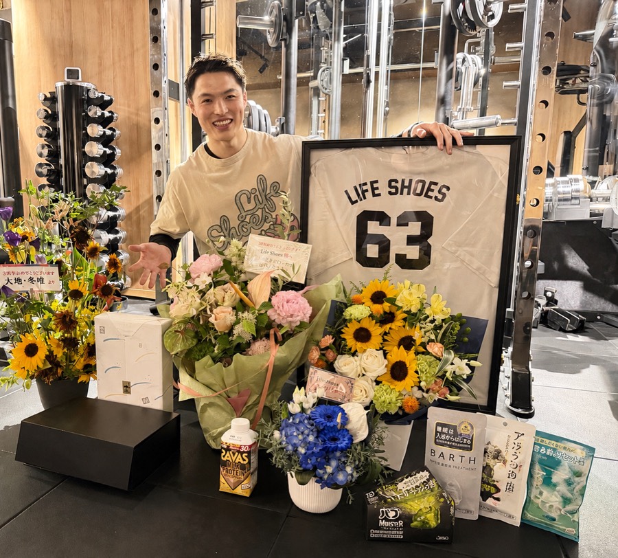3周年、お客様からいただいたお花とユニフォーム