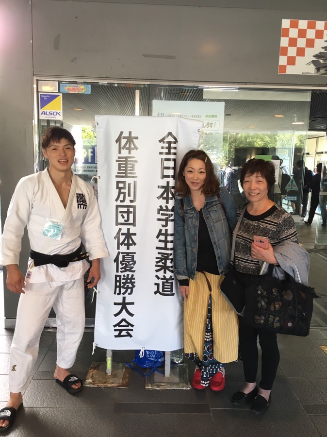 全日本学生柔道体重別団体優勝大会にて、母と祖母と